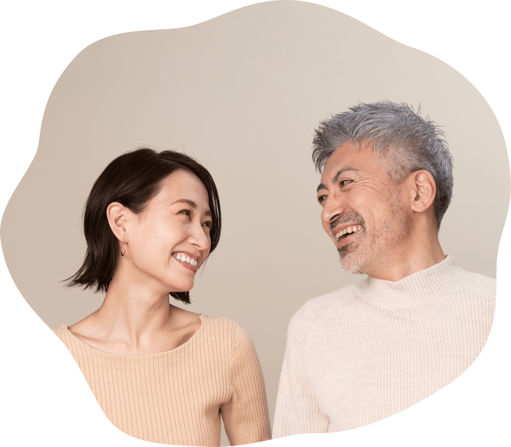 笑顔で向き合うミドル世代のカップル