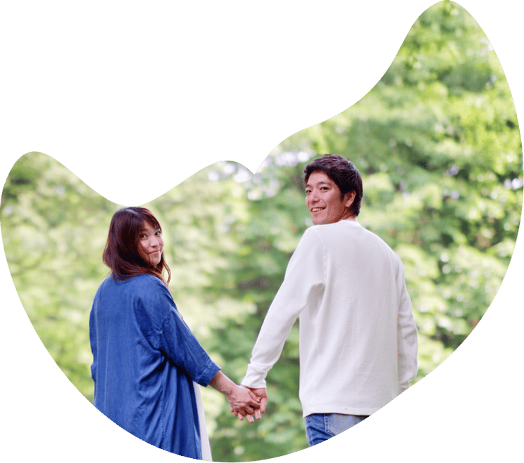 手を繋いで歩くカップル